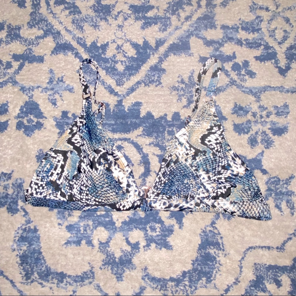 Moving SALE 🚚 5/$5 shade & shore bikini top